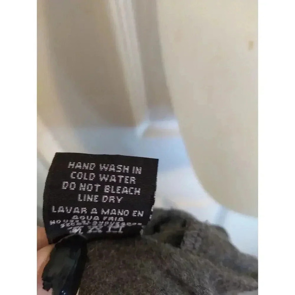 Annabelle Top Gray Ruffled Hem Stretch Sz 2XL Bust 44 Length 32 - Picture 10 of 10